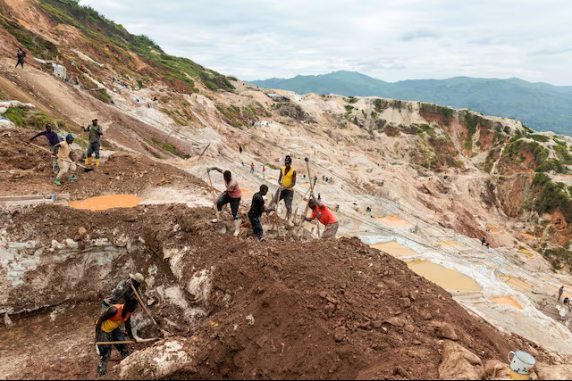 عمال يحفرون في منطقة للتنقيب عن المعادن في الكونجو الديمقراطية (رويترز)